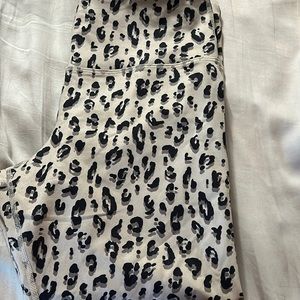 Large Leopard Old Navy crop leggings